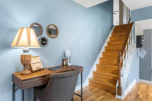 Colonial Cottage with Hot Tub & Sauna-Family Friendly - main image