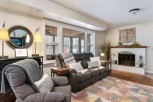 Colonial Cottage with Hot Tub & Sauna-Family Friendly - image 5