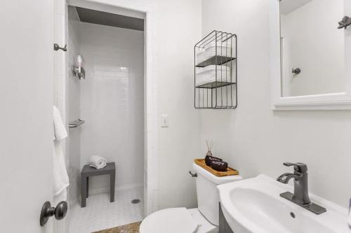 Colonial Cottage with Hot Tub & Sauna-Family Friendly - image 9