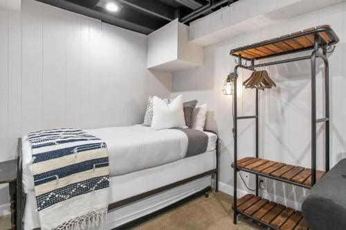 Colonial Cottage with Hot Tub & Sauna-Family Friendly - image 2