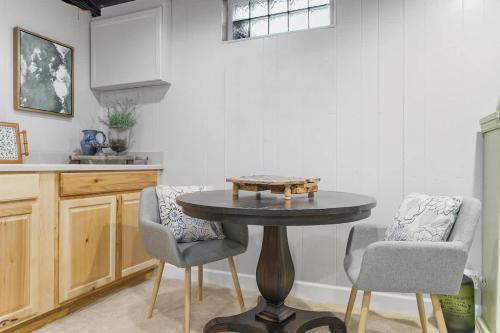 Colonial Cottage with Hot Tub & Sauna-Family Friendly - image 12