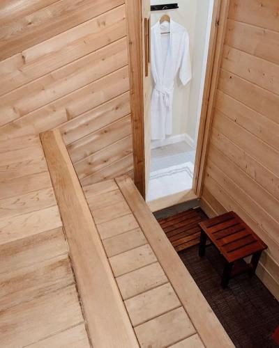 Colonial Cottage with Hot Tub & Sauna-Family Friendly - image 4