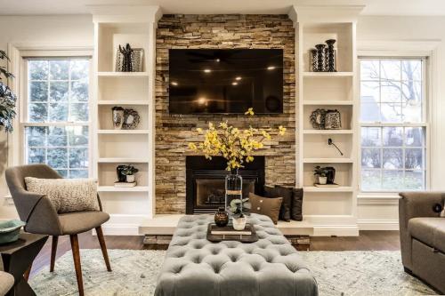 Broad Ripple Falcon Crestview Bungalow-Family Friendly - image 3