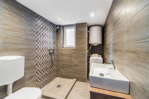 D53 Apartments - image 12