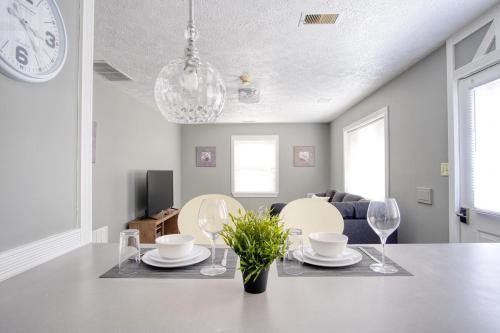 Explore Indy in Perfect Location - Cozy 1BR near Indiana Farmers Coliseum