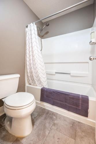 Perfect Downtown Location - 3BR - Private Garage - Family Friendly - image 4