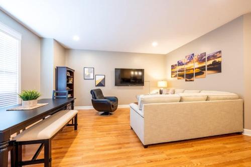6BR Downtown Side-by-Side Townhomes 2 Garages - image 5