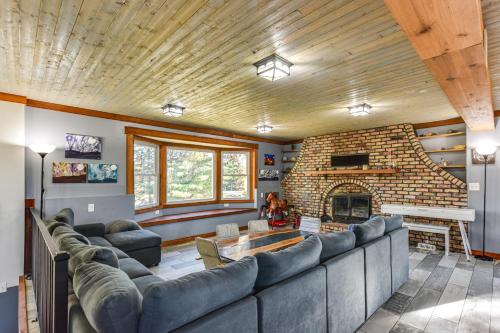 600-Sq-Ft Deck! Hutchinson Retreat on 5 Acres