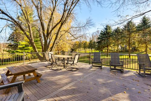 600-Sq-Ft Deck! Hutchinson Retreat on 5 Acres in 克軒臣 (MN)