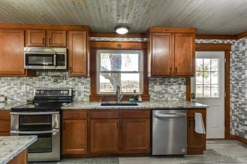 600-Sq-Ft Deck! Hutchinson Retreat on 5 Acres in 克軒臣 (MN)