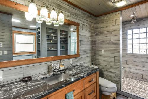 600-Sq-Ft Deck! Hutchinson Retreat on 5 Acres in 克軒臣 (MN)