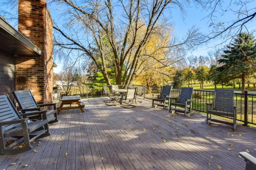 600-Sq-Ft Deck! Hutchinson Retreat on 5 Acres in 克軒臣 (MN)