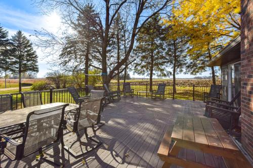 600-Sq-Ft Deck! Hutchinson Retreat on 5 Acres in 克軒臣 (MN)