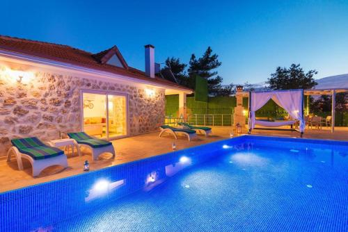 Villa with Pool and Nature View – khách sạn tại Uzumlu