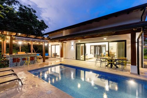 Private Pool Luxury Modern House - Free Golf Cart - Llama del Bosque - Reserva Conchal Golf Resort – khách sạn tại Playa Conchal