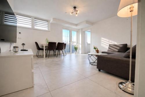 Iekārtas, STN Business Suite - Ferienwohnung mit Parkplatz & Balkon, Terrasse & Fußbodenheizung, Netflix Premi in Bad Friedrichshall