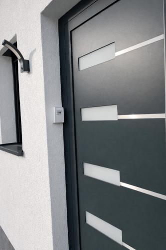 Ieeja, STN Business Suite - Ferienwohnung mit Parkplatz & Balkon, Terrasse & Fußbodenheizung, Netflix Premi in Bad Friedrichshall