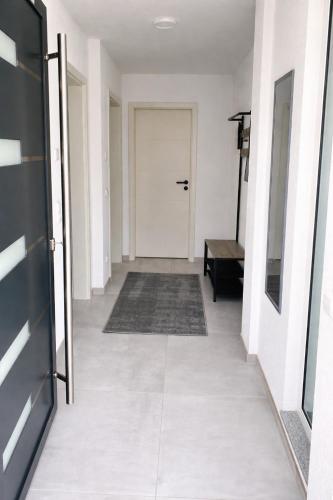 Ieeja, STN Business Suite - Ferienwohnung mit Parkplatz & Balkon, Terrasse & Fußbodenheizung, Netflix Premi in Bad Friedrichshall