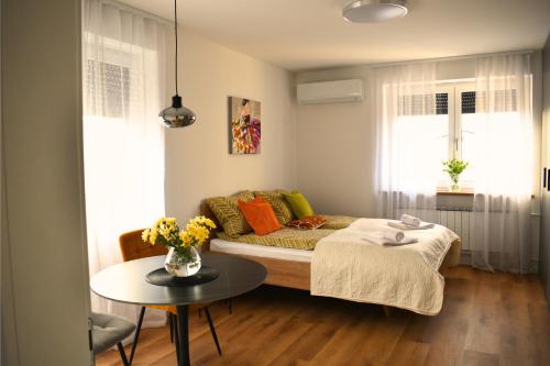 Ahat apartment- Modern stay near center & free parking – khách sạn tại Studenci