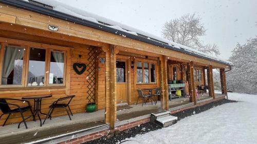Viesnīcas āriene, Cherry Cabin - Little Log Cabin in Wales in Bettws Cedewain