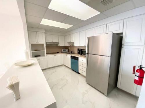 Zen Vacation Rentals Modern Penthouse Across Ocean in Miami Beach, USA