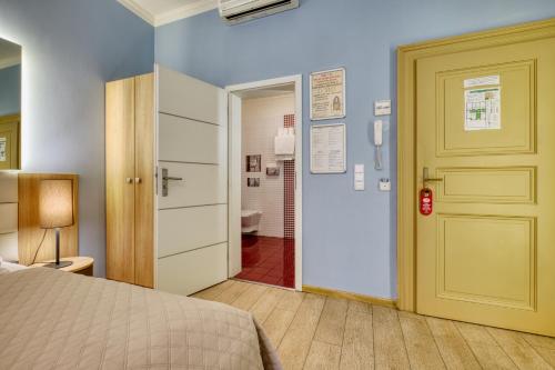 3 twin beds