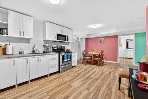 Konyha, Spacious 1 BD + 1 Den near Marina and Canal in Port Colborne (ON)