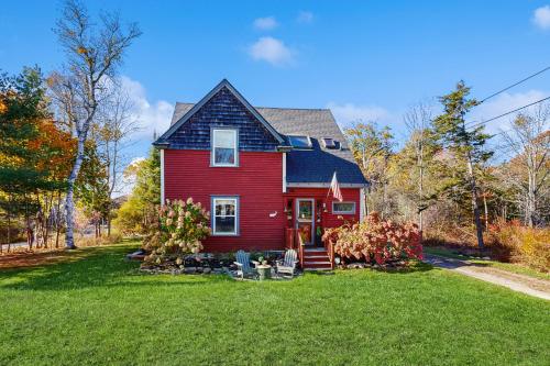 Close to Ocean! Family-Friendly Orrs Island Escape