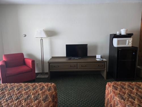Timber Inn Motel - image 9