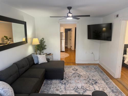 Charming NorthCenter Chicago Greystone Unit in Chicago, USA