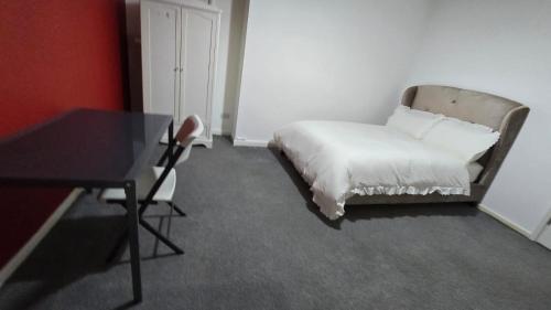 Precious House 4 – khách sạn tại Beaumont Leys