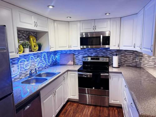 廚房, Modern Daytona Condo With Pool in 德通納海灘市中心