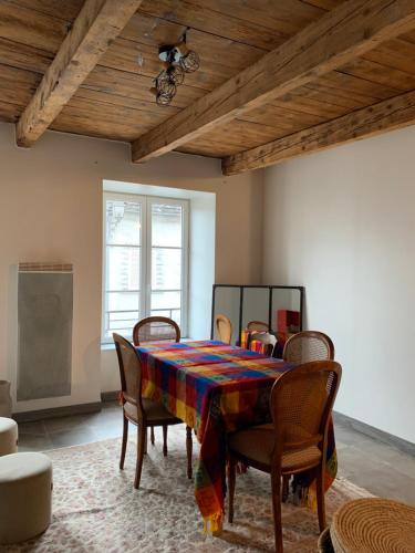 Chez Burons&bouchons, Le Refuge Gourmand Et Authentique - Cantal