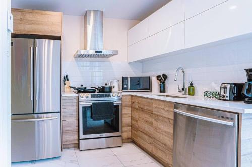 112 - Spacious 1BR Getaway, Gym, Paid Parking — other in 2001 Avenue Beaconsfield, Montréal Canada, H4A 2G7