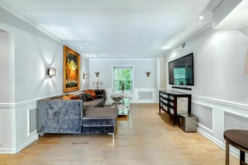 Executive Condo in Buckhead in Lindridge-Martin Manor