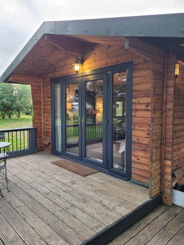 Cosy wood cabin in rural area near national park in Очінлек