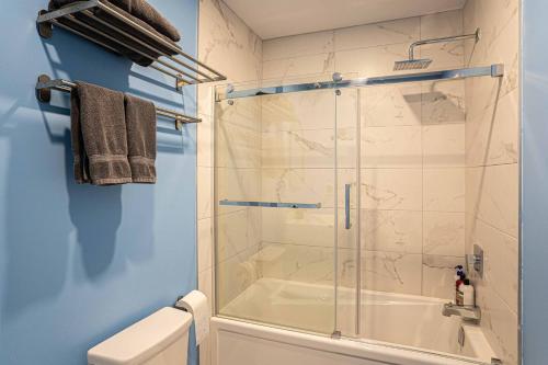 117 - Spacious 2 King BD with Parking, Near DT & Airport — other in 2001 Avenue Beaconsfield, Montréal Canada, H4A 2G7