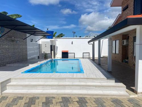 Cabaña familiar con piscina privada (Cabana familiar con piscina privada) in 圖爾博