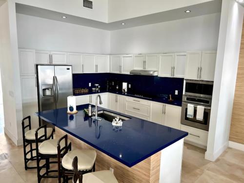 Cocina, Amamare Waterfront Villa - Pool, Dock & Games in Alice Town