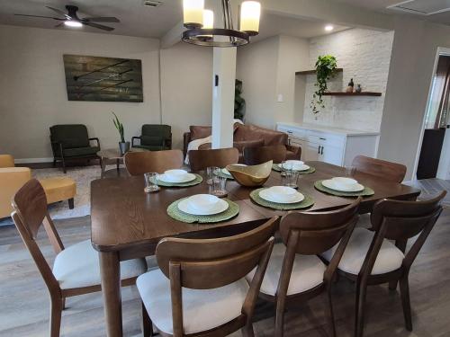 Stylish Newly Remodeled Home with Putting Green in Lewisville (TX)