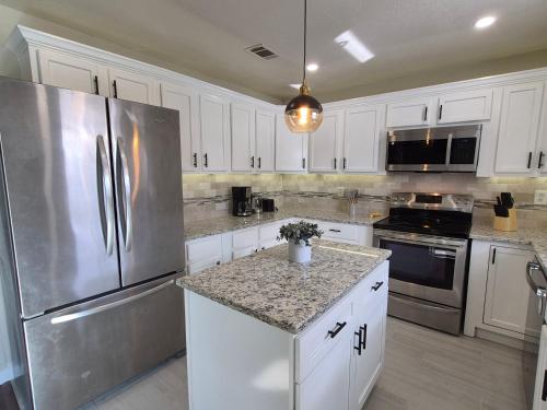 Stylish Newly Remodeled Home with Putting Green in Lewisville (TX)