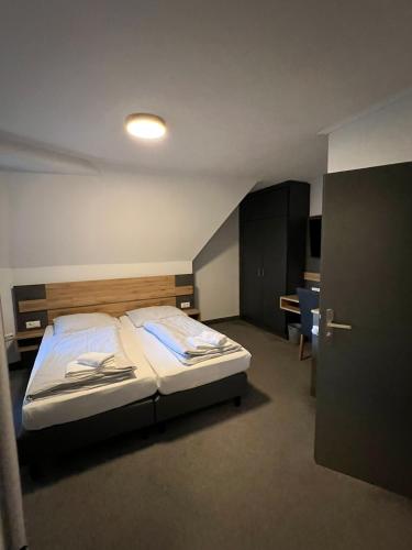 1 queen bed, 1 twin bed