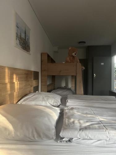 1 queen bed, 2 twin beds