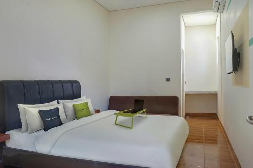 Guestroom, Urbanview Hotel Aloevera Pontianak by RedDoorz in Pontianak
