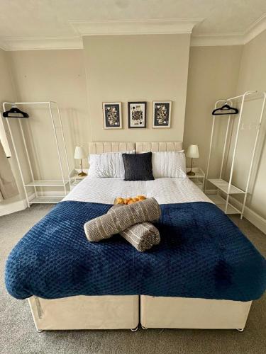 Stylish Southend 4 Bed Sleeps 7 FastWifi Secure Driveway Parking by The Opulent Property Project UK – khách sạn tại Kursaal