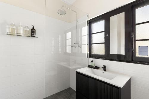Bathroom, Streamliner Art Deco Apartments in Brighton in Brighton