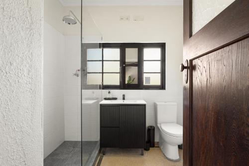 Bathroom, Streamliner Art Deco Apartments in Brighton in Brighton