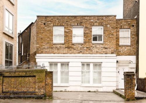 Agar Villa Two Bedroom Home with Garden & Hot Tub, Londres