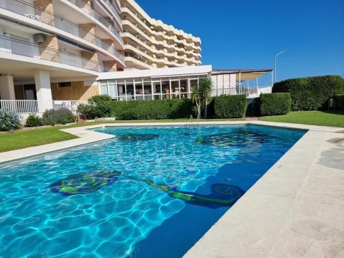 Encantador apartamento a 100m de la playa con terraza y piscina - HISP-236-203