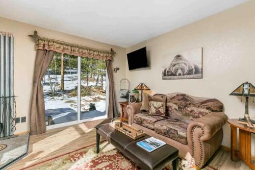 Arapaho Forest Lodge w Hot Tub + Trail Access in Nederland, USA